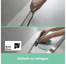 Reinigung einer Duschrinne mit dem Reinigungswerkzeug und einem Tuch