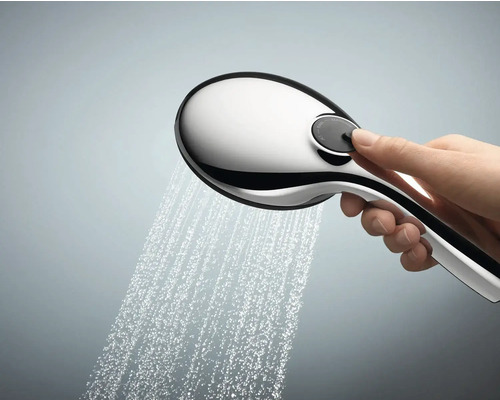 Handbrause mit Wasserstrahl und Bedienung durch eine Hand