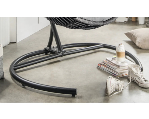 Detailaufnahme des Fußes eines Hängesessels mit Zeitschriften und Dekoration