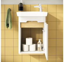 Badezimmerwaschtisch mit offenem Schrank, Armatur, Handtuch, Seife und Toilettenpapier