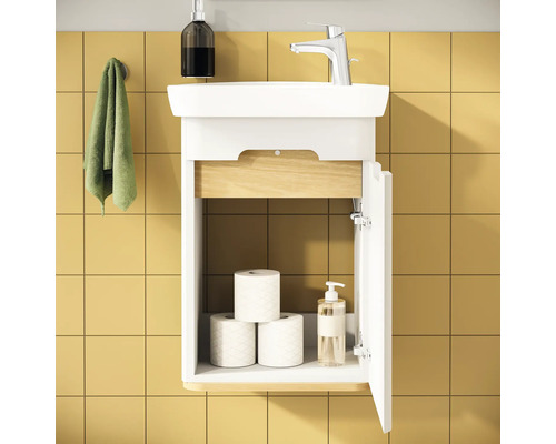 Badezimmerwaschtisch mit offenem Schrank, Armatur, Handtuch, Seife und Toilettenpapier