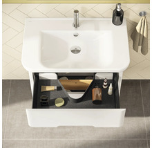 Waschtisch mit offenem Schubladenfach, das Badutensilien enthält