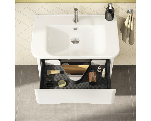 Waschtisch mit offenem Schubladenfach, das Badutensilien enthält