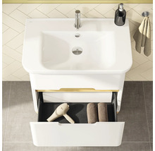 Draufsicht auf ein Badezimmerwaschbecken mit geöffneter Schublade, in der sich ein Fön und Handtücher befinden