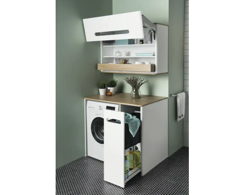 Modernes Badezimmer mit Waschmaschine, Waschtischunterschrank und Hängeschrank zur Aufbewahrung