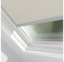 Vue détaillée d'une fenêtre de toit avec store