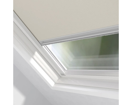 Vue détaillée d'une fenêtre de toit avec store