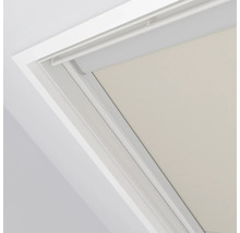 Vue détaillée d'une fenêtre de toit avec store enrouleur