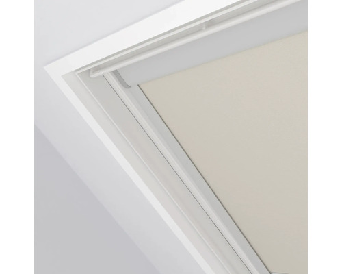 Vue détaillée d'une fenêtre de toit avec store enrouleur