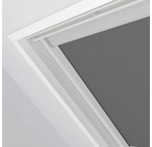 Graues Rollo in Dachfenster mit weißem Rahmen