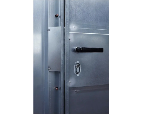 Vue détaillée d''une porte métallique avec poignée noire et serrure