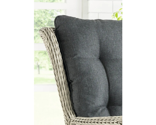 Detailansicht eines Rattansessels mit Sitzkissen