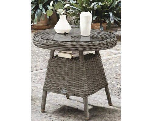 Gartentisch aus Polyrattan mit Glasplatte, Ablage und Dekorationsgegenständen