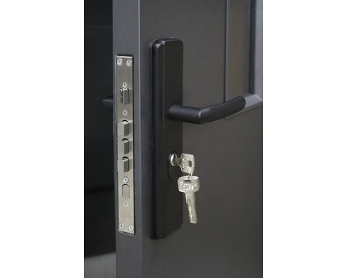 Garniture de porte avec clé dans la serrure