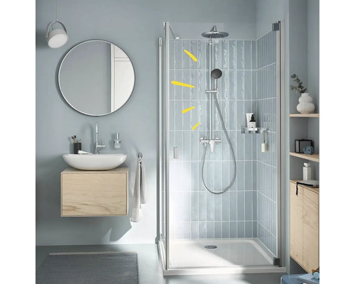 Modernes Badezimmer mit Dusche, Waschbecken und Spiegel