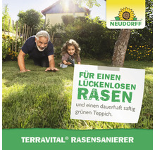 Un homme et un enfant rampent sur une pelouse, au premier plan un panneau indiquant Pour une pelouse sans trous et un tapis vert luxuriant durable. Terra vital rénovateur de gazon.
