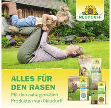 Scène avec une mère et sa fille sur une pelouse verte, entourées de produits d''entretien pour gazon Neudorff