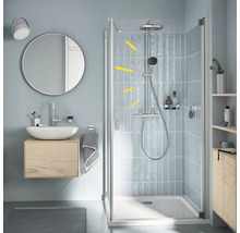 Salle de bains moderne avec cabine de douche, lavabo et miroir