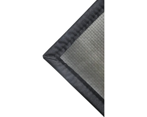 Detailaufnahme einer grauen Bodenmatte mit dunkler Umrandung