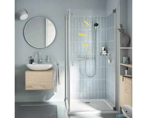 Badezimmer mit Dusche, Waschbecken und Spiegel