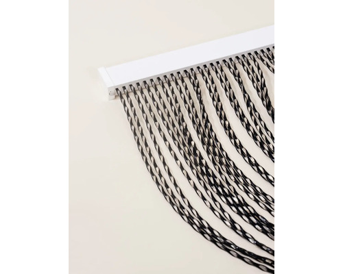 Écharpes décoratives à effet spirale sur une tringle à rideaux