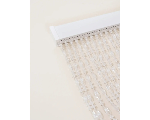 Rideau de perles avec aspect clair et rail de suspension blanc.