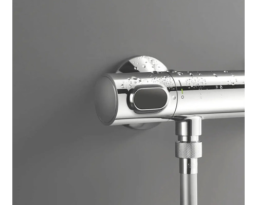 Thermostatarmatur für die Dusche mit Wasserflecken