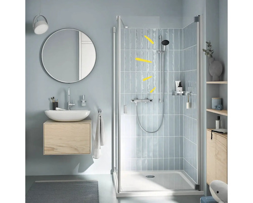 Modernes Badezimmer mit Dusche, Waschbecken und Spiegel