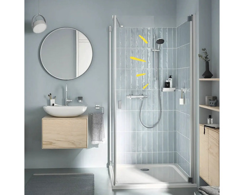 Badezimmer mit Dusche, Waschbecken, Spiegel und Regal