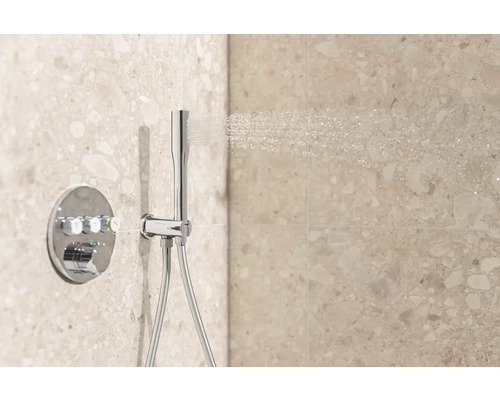 Aufputz-Brausethermostat mit Handbrause und Brauseschlauch vor Wand