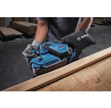 Personne ponçant du bois avec une ponceuse à bande Bosch