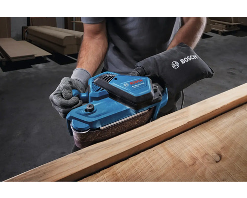 Personne ponçant du bois avec une ponceuse à bande Bosch
