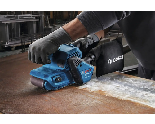 Opérateur portant des gants utilisant une ponceuse à bande sur une surface métallique, Logo Bosch