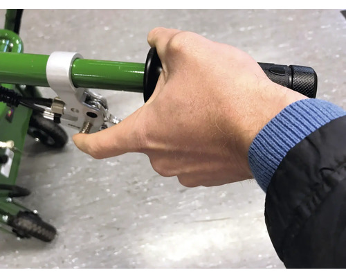 Person betätigt den Bremshebel eines Transportgerätes