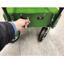 Hand dreht den Schlüssel des Elektrowagens um