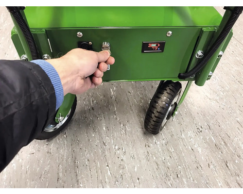 Hand dreht den Schlüssel des Elektrowagens um