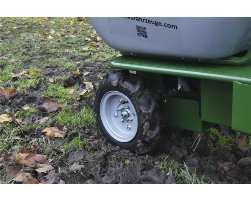 Detailansicht eines elektrischen Schubkarrenrades im Gelände