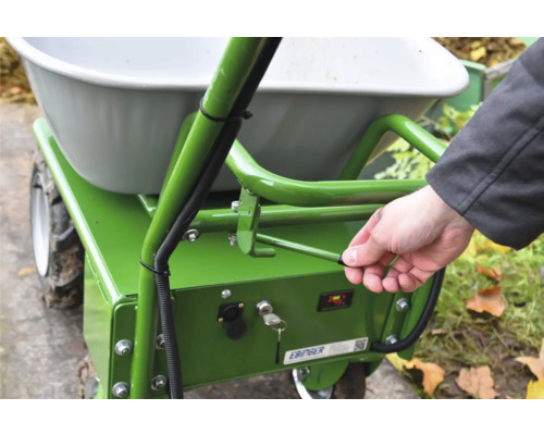 Nahaufnahme einer grünen Elektrischen Schubkarre mit Bedienelementen und Schlüssel