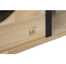 Detailansicht eines Holzregals mit dem Schriftzug Designed by Lotte