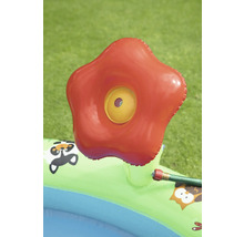Aufblasbares Planschbecken mit rotem Sprinkleraufsatz im Garten.