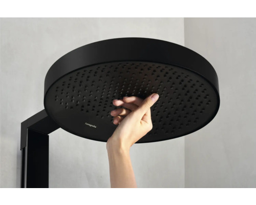 Schwarzer Duschkopf mit Hand unter der Dusche