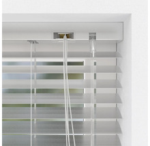 Vue détaillée d''un store vénitien blanc sur la fenêtre pour le contrôle de la lumière