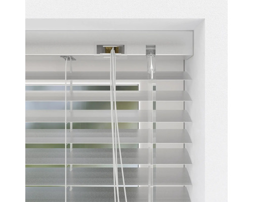 Vue détaillée d''un store vénitien blanc sur la fenêtre pour le contrôle de la lumière