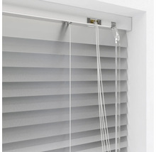 Store vénitien horizontal avec cordons de traction pour régler la lumière à la fenêtre