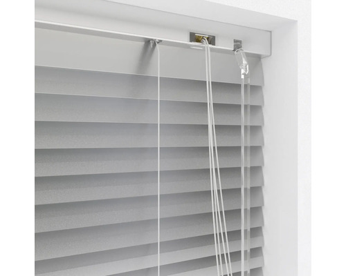 Store vénitien horizontal avec cordons de traction pour régler la lumière à la fenêtre