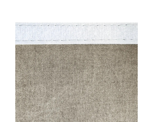 Gros plan du rideau en lin avec suspension à boucles