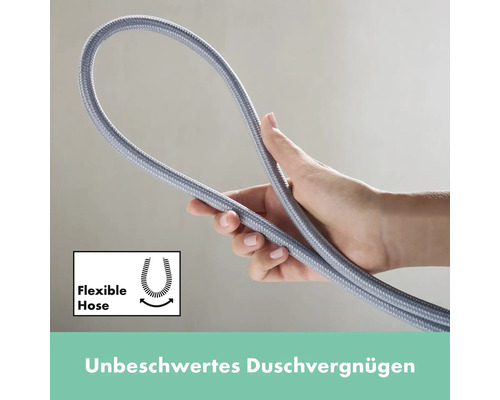 Flexibler Duschschlauch in der Hand