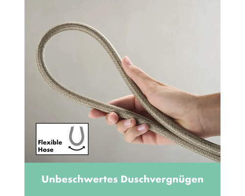 Flexibler Duschschlauch Nahaufnahme in der Hand