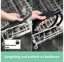 Geschirrspülmaschinen geeigneter Brauseschlauch wird in einen Geschirrspüler gelegt