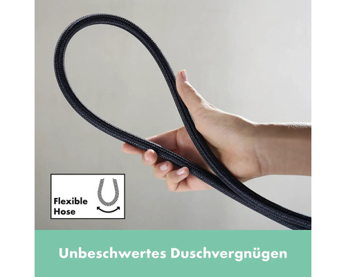 Flexibler Duschbrause Schlauch in der Hand